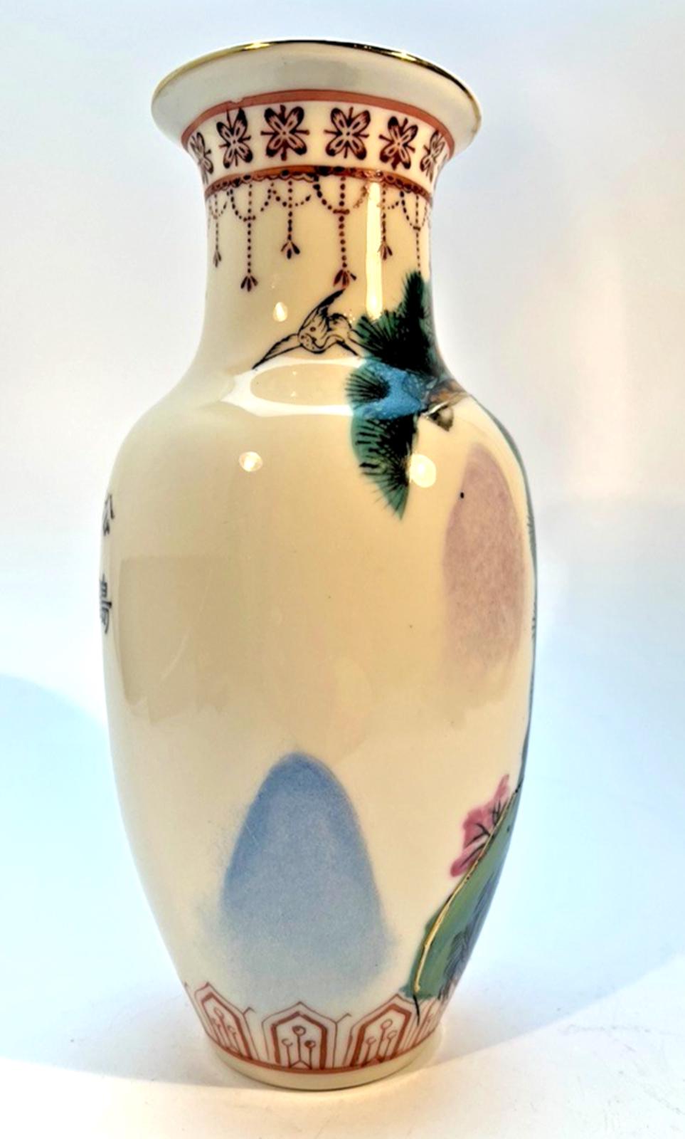 Vintage Chinese Urn Vase H20.5cm in Artistic Crane & Floral Scene Pattern VGC